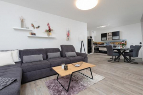 River and Port View Apartment by Noclegi Renters